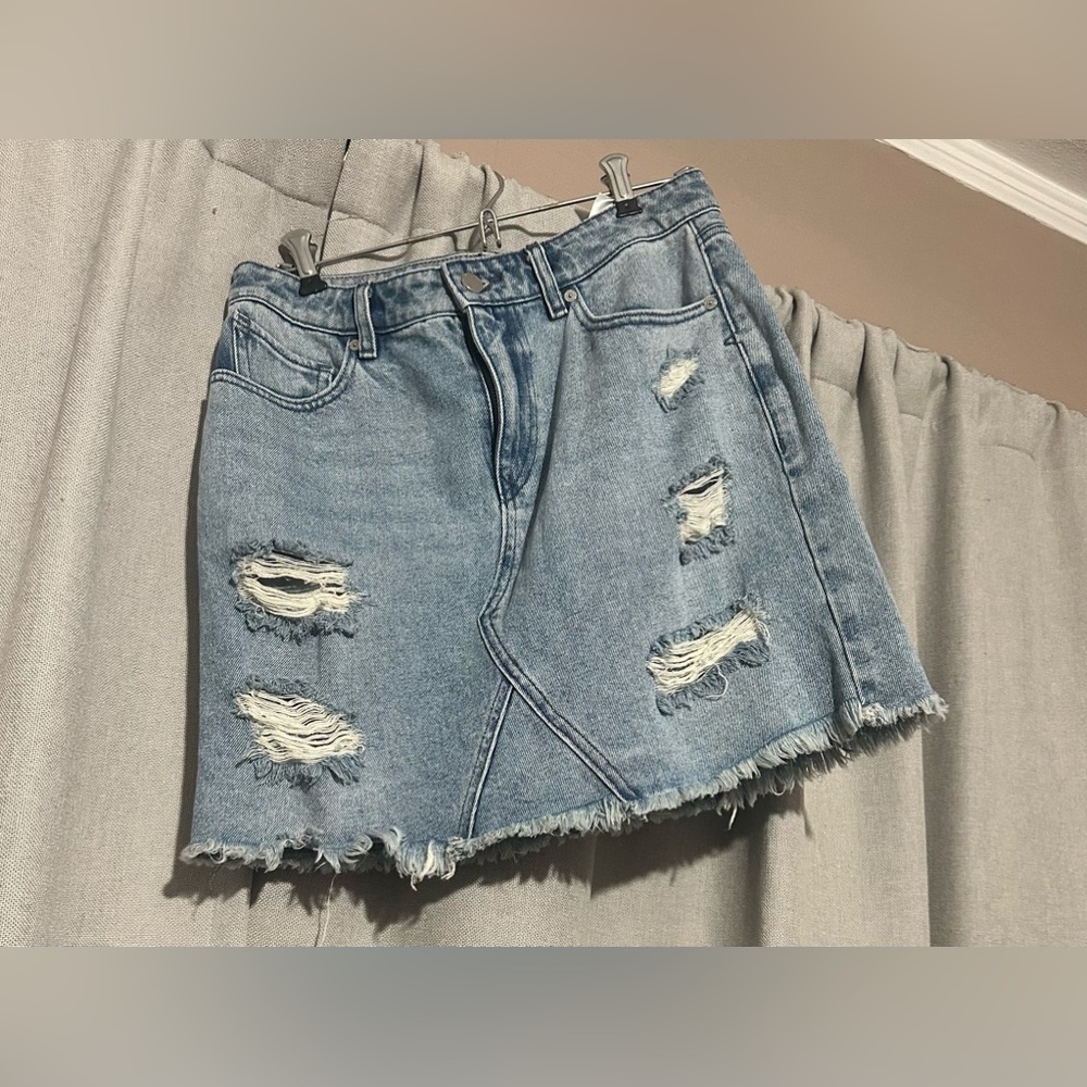 VOLCOM HIGH RISE DISTRESSED DENIM MINI SKIRT